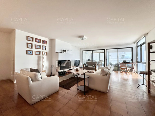 Apartamento De Cuatro Dormitorios Y Dependencia En Venta, Punta Del Este.