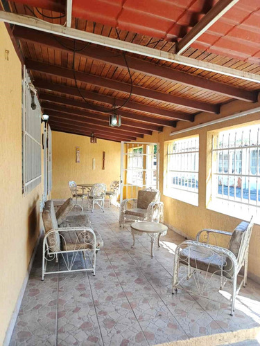 Casa / Venta / Turmero/ Urb. Valle Lindo / 182m² / 3 Hab/ 2 Baños/ 4 Pe/ 4 Maleteros