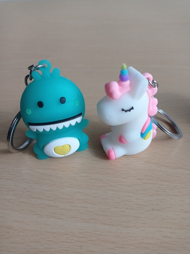 Imagen 2 de 4 de Llaveros De Silicón Mickey Minnie Stich Unicornio Dinosaurio