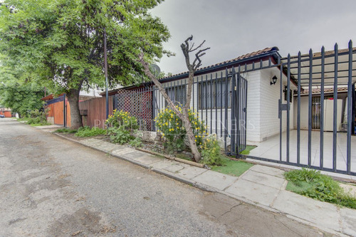 Casa En Barrio Seguro Y Con Un Excelente Precio.