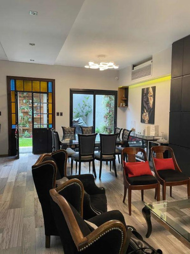 Casa En Venta - 3 Dormitorios 3 Baños - Cochera - 250mts2 - Temperley