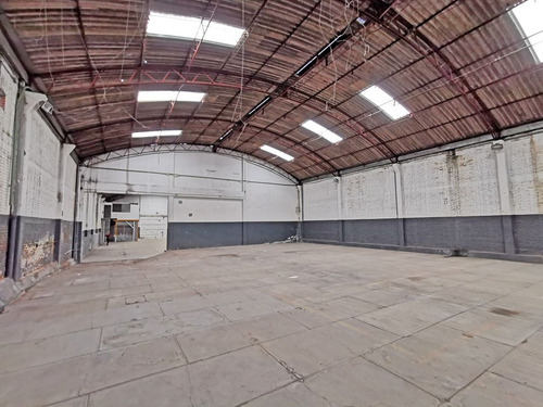 Bodega Y Oficinas De 3,755m2 / Colonia El Manto