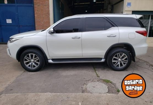 Imagen 14 de 19 de Toyota Hilux Sw4 2017 2.8 Srx 177cv 4x4 7as At