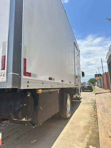 Caminhão Motorhome Com Fotovoltaico E Banheiro Dentro Do Baú