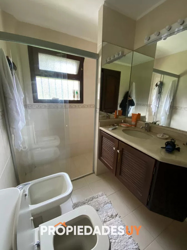 Alquiler Temporario De Casa De Tres Dormitorios Con Piscina En Barrio Lugano A Pasos De Punta Shopping, Punta Del Este