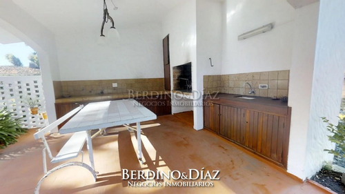 Hermosa Y Muy Amplia Casa En El Clásico Barrio De San Rafael- Ref: 327