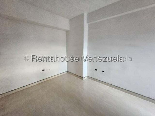 Bello Apartamento En Venta En Los Cabos A Remodelar A Su Gusto Con Planta Eléctrica Total Agua Constante Piso Medio Excelente Ubicación Nela 25-20469