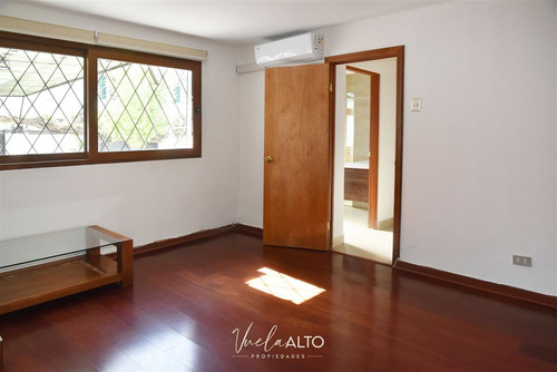 Casa En Venta De 4 Dorm. En Ñuñoa / Pasaje Abierto