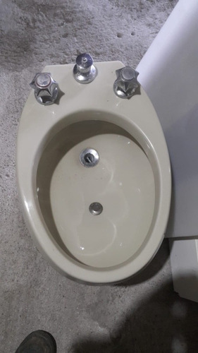 Bidet Olmos Con Griferia Color Beige 