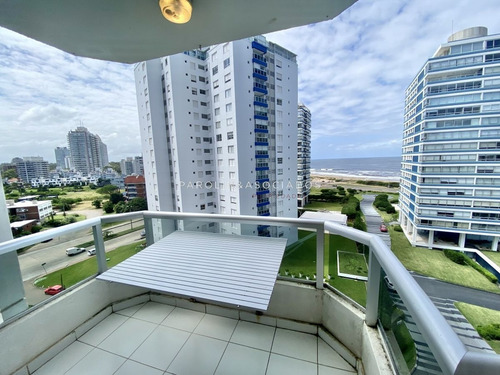 Imagen 3 de 24 de Venta De Apartamento De 2 Dormitorios En Edificio Torre Marina Punta Del Este