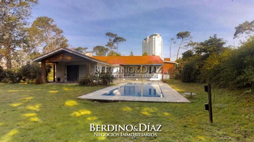 Espectacular Casa Con Excelente Entorno A Tan Solo Cuadras De La Playa- Ref: 184