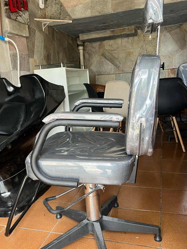 Uma Cadeira De Barbeiro Em Excelente Estado