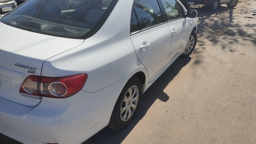 Imagen 2 de 11 de Toyota Corolla 2013 1.8 Xli Mt 136cv