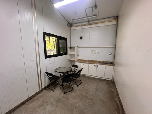 Galpón De Uso Comercial En Principal Avenida