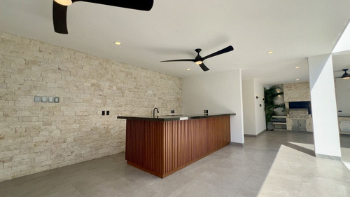 Residencia De Lujo En Venta Ubicada En La Privada Bosques De Altabrisa, Merida.