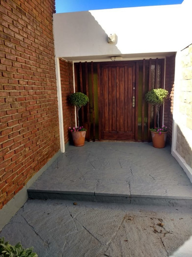 Imagen 17 de 30 de Excelente Chalet 3 Amb Con Departamento 2 Amb Para Huéspedes Y Piscina (1500m2)