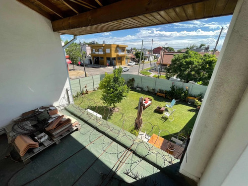 Casa En Béccar, Lote 300.99 M2. Cubiertos 203 M2 Jardín 100 M2