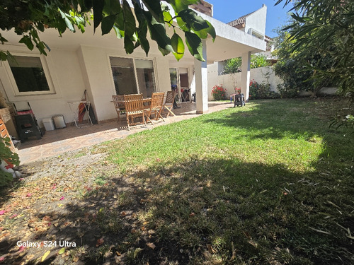 Casa Con Excelente Distribución Y Mantención