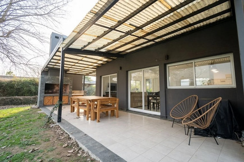 Casa De 4 Dormitorios En Venta - Aires Del Llano