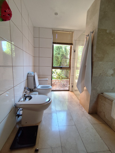 Casa Mediterranea En Condominio Con Áreas Verdes Y Seguridad