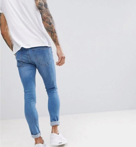 calça jeans rasgado no joelho masculino