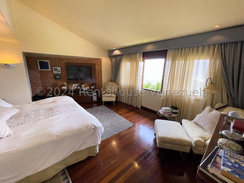 Alto Hatillo !! Hermosa Casa Con Vista Al Ávila, Impecable Cuidado Y Mantenimiento, 1.647 M2 Terreno, 408 M2 Constr., 4 Hab, 7 Baños, 6 Pe, Amplio Y Bello Anexo, Calle Cerrada Con Vigilancia Y Pozo