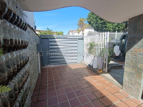 San Bernardino !! Amplia Y Hermosa Casa Totalmente Remodelada, Dividida En 3 Ambientes Independientes, 434 M2 Terreno, 555 M2 Const., 9 Hab., 8 Baños, 7 Pe, 3 Cocinas. Calle Cerrada Vigilancia 24/7 !!