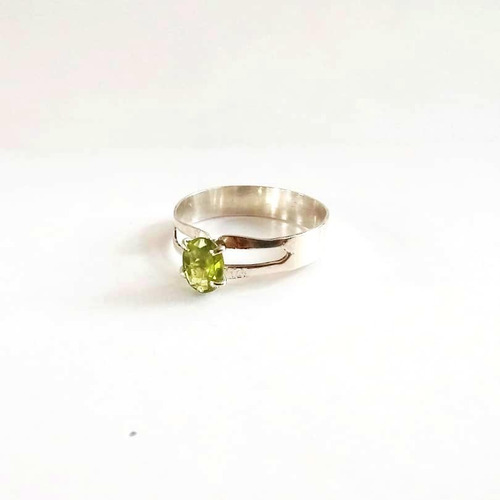 Anillo En Plata Con Peridoto. 