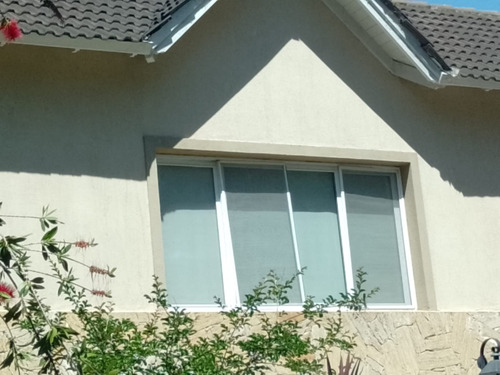 Casa En Venta De 3 Dormitorios C/ Cochera En El Lauquen