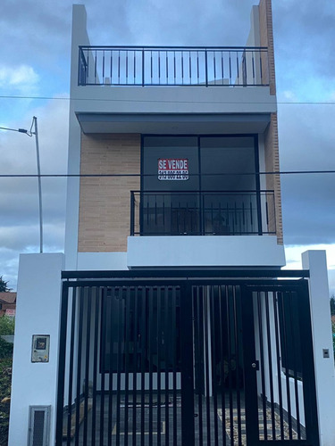  Hermosa Casa Totalmente Nueva Con Vistas A La Montaña