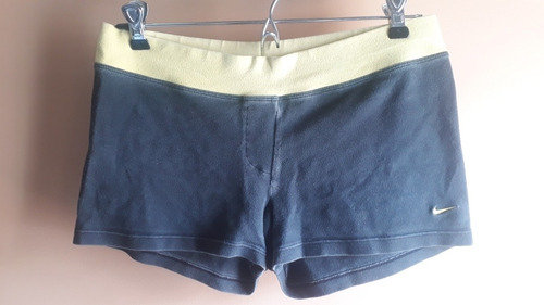Nike, Conjunto De Short Y Top Deportivo De Mujer.