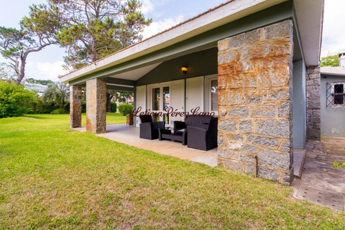 Venta De Casa En Playa Mansa, 3 Dormitorios- Ref: 19080