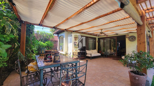 Casa En Venta De 4 Dorm. En La Reina