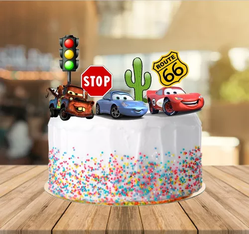 Bolo do filme Carros com topo de bolo de McQueen e Mater - Cake Studio