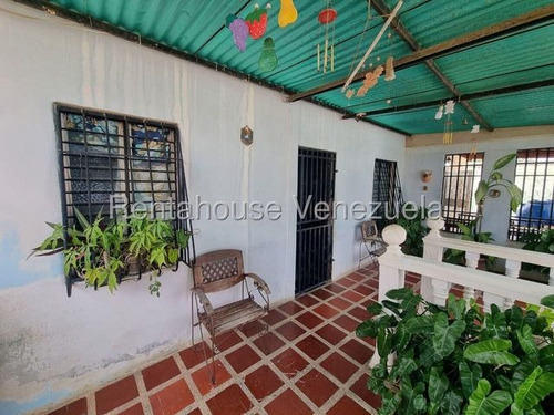 María Valera Te Ofrece En Zona Norte Casa En Venta, Agua Constante, Cantv, Internet, Fácil Acceso Al Trnasporte Público O Particular, Cerca A Centros Médicos, Educativos, De Seguridad, Comercial.