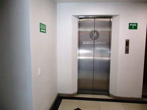 Arriendo Oficina 508 Chapinero Quinto Piso De 34mt Un Solo Espacio Iluminada Sol En La Tarde Luces Led Piso En Cerámica Un Baño Privado Y 6 Baterías De Baños Comunales Ascensor Escaleras De Emergencia