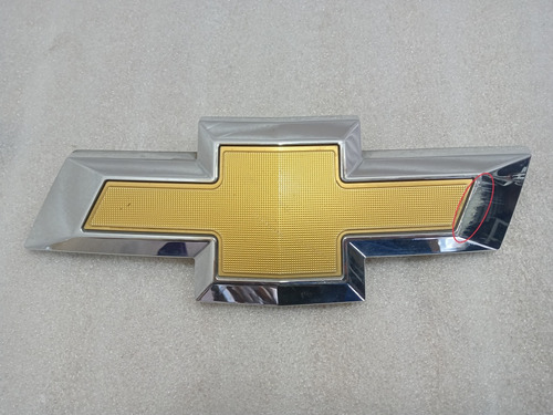 Emblema Parrilla C/d Chevrolet Aveo Ls 2020 1.5l Std 18-20