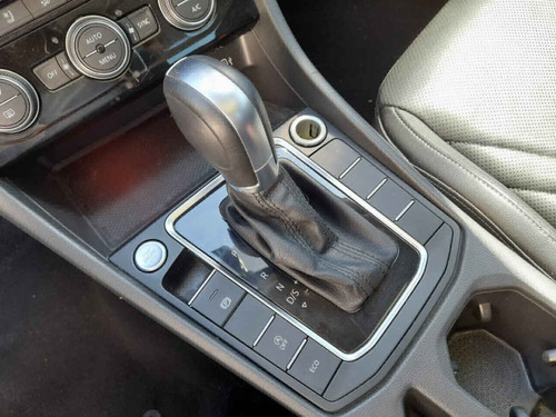 Imagen 13 de 15 de Volkswagen Jetta 2019 4p Highline L4/1.4/t Aut