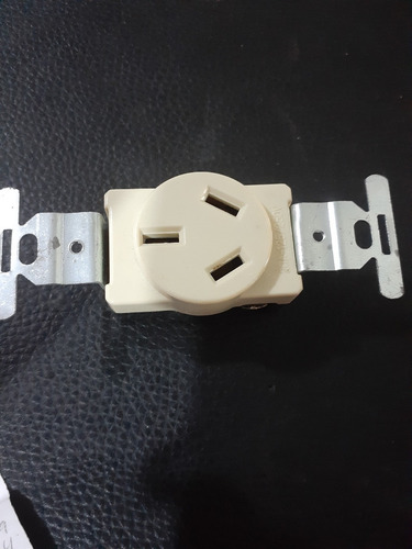 Toma Corriente ( Pata De Gallina ) 20 A - 250 V