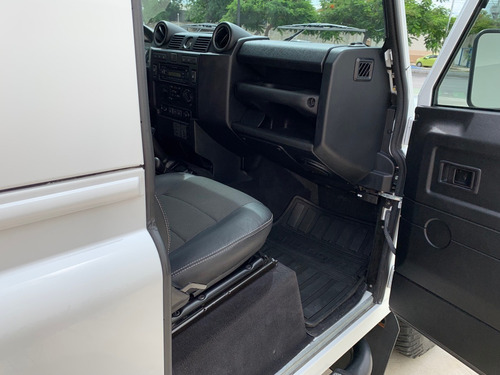 Imagen 10 de 13 de Land Rover Defender 2012 2.2 3p 90 T Diesel Man At