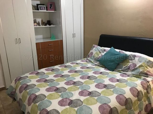 Imagen 25 de 30 de Casa Remodelada Y Conservada En Venta En La Rosaleda Este De Barquisimeto Lara, Numero De Contacto Directo: (0-4-2-4-5--9-3-7-5-4-2-)/ Numero Código De Referencia Rent-a-house: 22-7965
