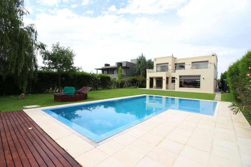 Casa De 4 Ambientes Con Salida A La Laguna En Club De Campo Santa Rita. Canning- San Vicente.