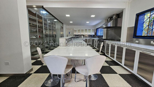 En Venta Impresionante Casa Ubicada En La Urbanización La Floresta 24-27529