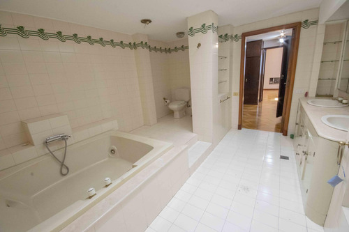 Casa De 5 Ambientes Escritorio, Playroom Y Dependencia De Servicio En Venta, En La Lucila.
