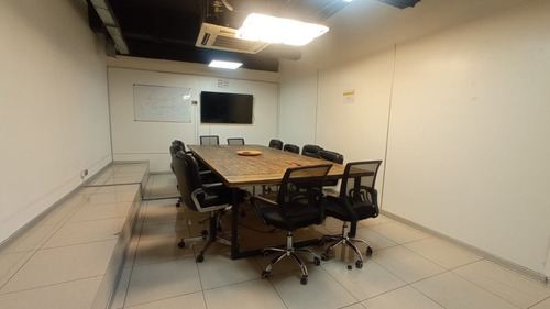¡ Amplio Local En Interior De Galería / Banderas !