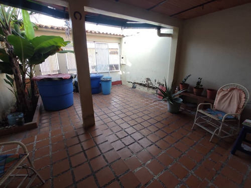 Imagen 17 de 18 de En Venta Amplia Y Cómoda Casa Urb. Mario Briceño 04124557388