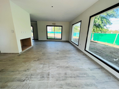 Imagen 11 de 30 de Casa A Estrenar En Haras! Excelente Lote, 4 Dormitorios, Jardin Y Piscina! Excelentes Terminaciones!