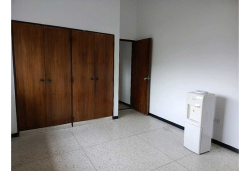 Apartoquinta Comercial En Alquiler En Urb. Trigal Norte Crcb-9167093