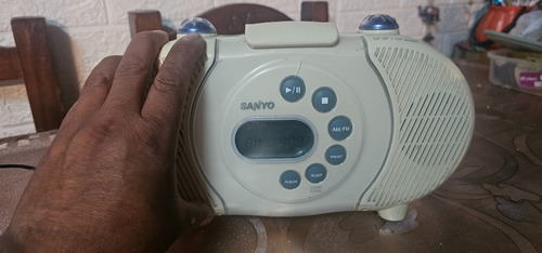 Radio Reloj Sanyo Beige (Usado)
