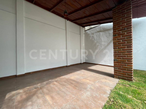 Venta De Casa, 3 Recamaras Con Closet, 3 Baños, Amplio Jardín Con Terraza